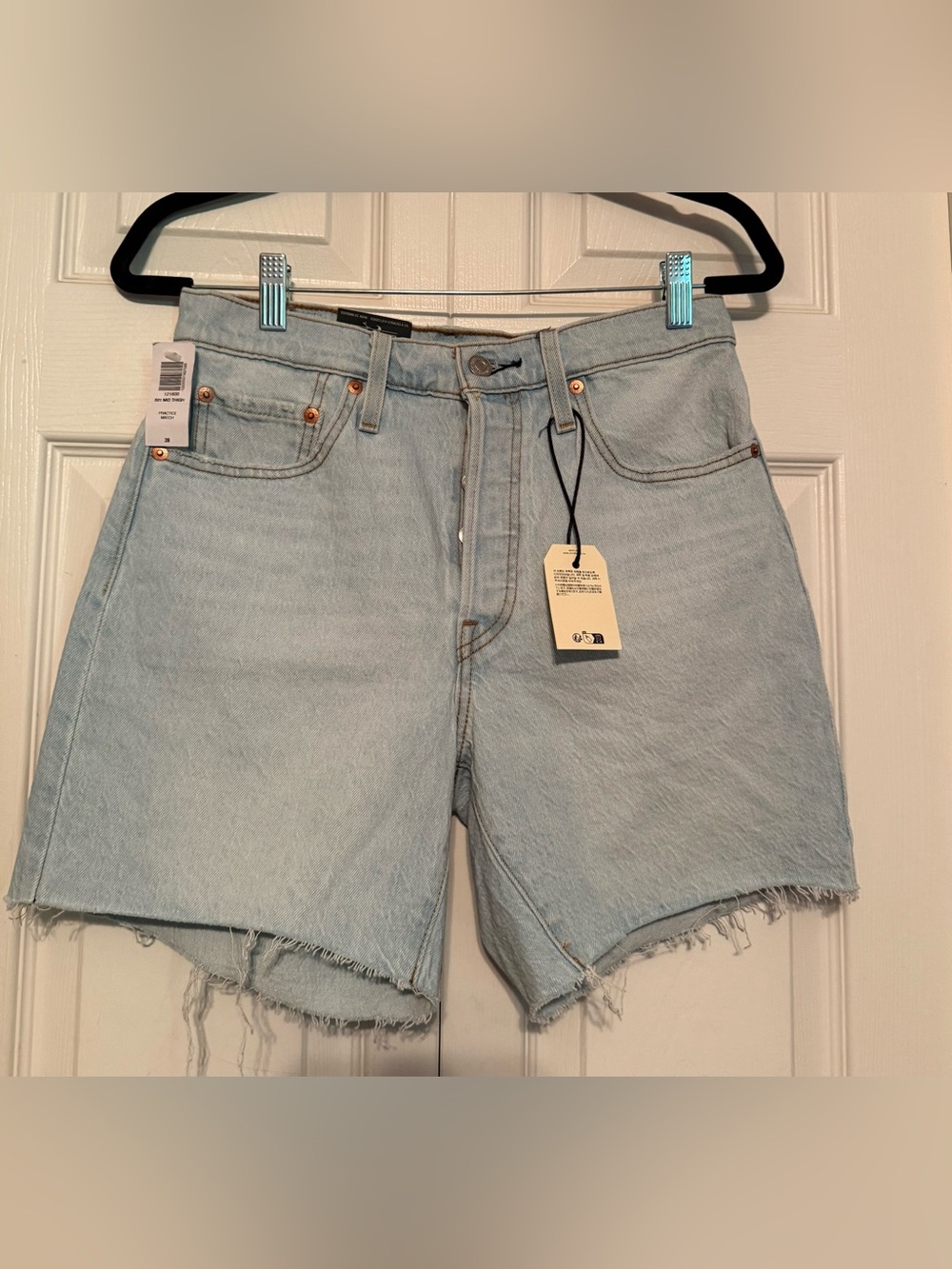 Levi’s Light Wash Denim Shorts - Womens Raw Hem Shorts sz 28